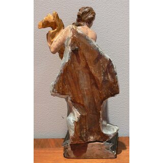 Alte Holzfigur mit Garbe