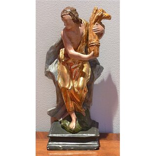 Alte Holzfigur mit Garbe